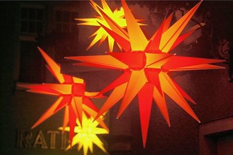 Freiberg freut sich schon auf die Adventszeit - Der Herrnhuter Stern ist ein ueberaus beliebtes Detail der Advents- und Weihnachtsdekoration. Seit 125 Jahren wird der beruehmte Papierstern im oestlichsten Zipfel Sachsens hergestellt. Laengst gibt es Fans weltweit - und limitierte Auflagen.