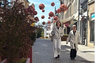 Freiberg: Frühlingsfest mit Flohmarkt und verkaufsoffenem Sonntag - Blumenkugeln schmücken vor dem Frühlingsfest die Einkaufsmeile in Freibergs Altstadt.