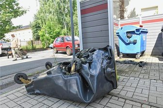Freiberg: Fünf Mülltonnen in Brand gesteckt - Dieser Container war am Freitag an der Straße Hinter der Stockmühle in Freiberg in Brand gesetzt worden.