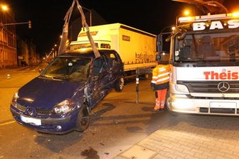 Freiberg: Fünf Personen bei Lkw-Unfall verletzt - Fünf Personen sind am Freitagabend bei einem Unfall in Freiberg verletzt worden.