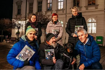 "Freiberg für alle" zeigt das andere Sachsen - Stimmen gegen den Coronaprotest (v. l.): Alexander Nattke, Claudia Kallmeier, Robert Ruf, Elke Koch, Cornelia Skovgaard-Sörensen und Stefan Benkert von "Freiberg für alle" mit ihrem neuen Magazin. 
