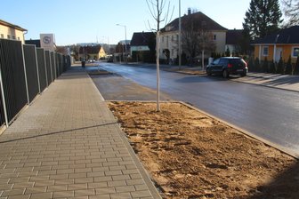 Freiberg: Für den Straßenbau müssen die Bäume weg - Der erste, schon sanierte Abschnitt Zuger Straße in Freiberg.