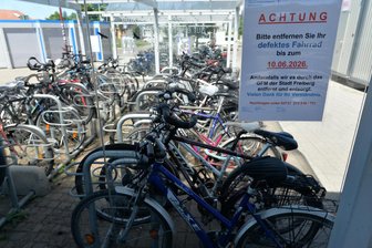 Freiberg: Galgenfrist für Fahrrad-Leichen - Schilder weisen am Freiberger Bahnhof auf die geplante Beräumung hin.
