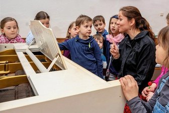 Freiberg ganz musikalisch: Warum immer mehr Kinder im Dom mitsingen - Louisa Reh bei der Arbeit mit den Kindern in der Annenkapelle des Freiberger Domes. In verschiedenen Projekten erhalten rund 60 Kinder und Jugendliche Unterricht und bekommen die Freude am Singen vermittelt.