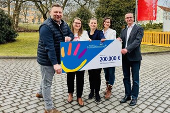 Freiberg: Geldsegen für Awo-Inklusionsprojekt - Stephan Masch, Repräsentant der Deutschen Fernsehlotterie gGmbH; Malgorzata Kaden, Projektkoordinatorin der Awo, Franziska Schulz, Martina Hegewald, Assistentin der Geschäftsführung der Awo und Jörg Lehmann, Geschäftsführer des Awo-Kreisverbandes Freiberg bei der symbolischen Übergabe des Förderschecks in Freiberg (v.l.n.r.).