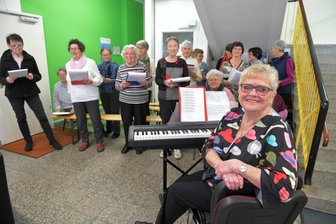 Freiberg: Gemeinsames Singen im Bunten Haus - Heidi Hinkel mit ihren Hinkel Singers bei einem früheren Konzert im Bunten Haus Freiberg.
