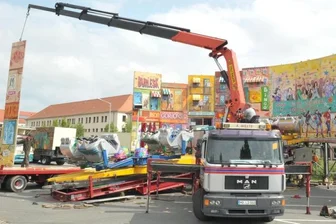 Freiberg: Generalprobe für Sachsen-Tag geglückt - Mitarbeiter des Schaustellers Welze aus Magdeburg haben am Montag die Soundmaschine vom Rummel auf Zeit auf dem Messeplatz an der Winklerstraße abgebaut.