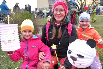 Freiberg: Generationen feiern gemeinsam: Martinstag in Friedeburg - Beim Martinstag in Freiberg-Friedeburg: Paulina Henschel mit Isabella (6) und Sophia (8).