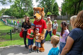 Freiberg: Großer Andrang beim Familienfest im Tierpark - Achtung, freilaufender Bär: Oli, der Kinobär aus dem Kinopolis, stand im Tierpark für Kuscheleinheiten bereit.