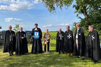 Freiberg/Großschirma: Pilgern am Pfingstmontag - Ritter des Johanniter Ordens bei der Eröffnung des Johanniterweges nach der Eröffnung des Pilgerweges nach der Pilgerwanderung im Mai vorigen Jahres, hier mit dem Großschirmaer Pfarrer Justus Geilhufe (Mitte) und Silke Eckhardt aus Großvoigtsberg, die Ortsausschussvorsitzende der Kirchgemeinde.