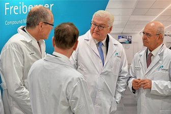 Freiberg: Halbleiterindustrie beeindruckt Bundespräsident Steinmeier - Bundespräsident Frank-Walter Steinmeier (2. v. r.) und Sachsens Ministerpräsident Michael Kretschmer (3. v. r.) haben am Mittwoch FCM in Freiberg besucht. Michael Federmann (r.) von der israelischen Eigentümerfamilie und Geschäftsführer Michael Harz stellten das Unternehmen vor. 