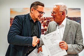 Freiberg: Handschlag für das Welterbe im Erzgebirge - Steve Ittershagen gratuliert Helmuth Albrecht (v.l.).