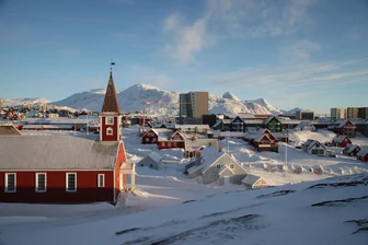 Freiberg hat diskutiert: Grönland als geopolitisches Schachbrett? - Februar 2025: Blick auf den Stadtkern der grönländischen Hauptstadt Nuuk. Die Begehrlichkeiten von US-Präsident Trump haben das abgeschiedene Grönland plötzlich in den Fokus der Weltöffentlichkeit gerückt.