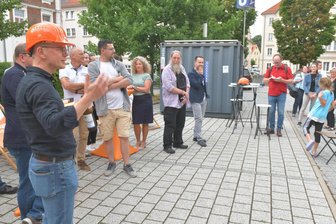 Freiberg hat eine neue U-Bahn-Baustelle - SWG-Vorstand Jörg Woidniok (links) eröffnete am Dienstagnachmittag die erste Bauberatung für die U-Bahn-Station auf dem Gelände der Wohnungsgesellschaft an der Beuststraße.