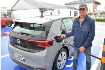 Freiberg hat neue Schnellladesäulen für E-Autos: So funktioniert das „Stromzapfen“ - Henry Krenz legt am Netto in Neufriedeburg mit seinem VW ID 3 einen Ladestopp ein.