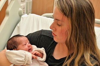 Freiberg hat schon zwei Neujahrsbabys - Silvesterkind in Mittweida - Lennja Jentzsch kam am Silvesterabend zur Welt und ist das letzte Baby, das im Jahr 2022 im Krankenhaus Mittweida geboren wurde. Für Mama Kassie aus Mittweida ist es das zweite Kind.