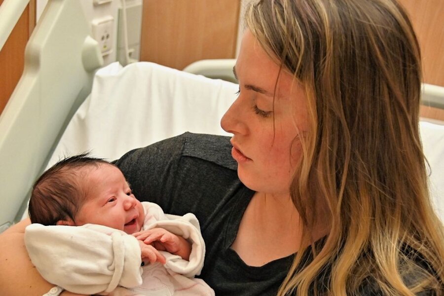 Freiberg hat schon zwei Neujahrsbabys - Silvesterkind in Mittweida - Lennja Jentzsch kam am Silvesterabend zur Welt und ist das letzte Baby, das im Jahr 2022 im Krankenhaus Mittweida geboren wurde. Für Mama Kassie aus Mittweida ist es das zweite Kind.