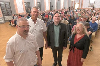 Freiberg: Heimspiel für umstrittenen Schriftsteller Uwe Tellkamp - Christoph Hänig (von links) und Andreas Schettler vom Freiberger Forum begrüßten Schriftsteller Uwe Tellkamp und Buchhändlerin Susanne Dagen am Freitag zur Lesung im voll besetzten Städtischen Festsaal am Freiberger Obermarkt.