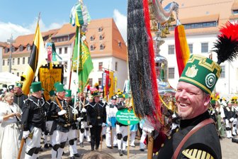 Freiberg: Helfer für Bergstadtfest im Juni gesucht - Volle Altstadt beim Bergstadtfest: Auch in 2026 sucht Freiberg wieder Helfer.