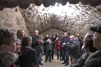 Freiberg: Herderhaus öffnet seine Türen - Oberbürgermeister Sven Krüger (5. v. l.) zeigte interessierten Besuchern auch den Keller des Herderhauses.