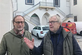 Freiberg: Herderhaus soll ab März bezogen werden - Baubürgermeister Holger Reuter (links) und Architekt Christoph Frenzel vor der markanten Freitreppe im Hof des Herderhauses in Freiberg. Sie haben den 22 Millionen Euro teuren Umbau begleitet, der kurz vor dem Abschluss steht.