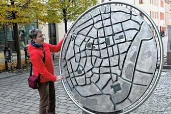 Freiberg: Historische Stadtmauer spielt bei Google keine Rolle - Die Stadtmodell-Drehscheibe heißt bei Google Silberklapperbüchse. Heike Schuffenhauser aus dem Rhein-Main-Gebiet, die drei Wochen lang durch die neuen Bundesländer tourt, testet ihre Geschicklichkeit. 