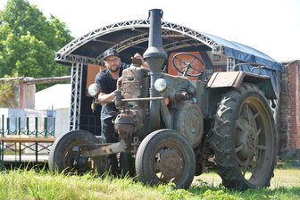Freiberg: Historische Traktoren und Gulaschkanone bei Traktorentreffen in Zug - 