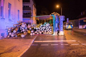 Freiberg: Holztransporter kippt um -