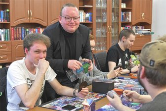Freiberg: Im „Bunten Haus“ trifft sich eine „Yu-Gi-Oh“-Gruppe - Die „Yu-Gi-Oh“-Gruppe im „Bunten Haus“ in Freiberg um Leiter Lukas Grimm (2.v. l.) sucht neue Mitstreiter.