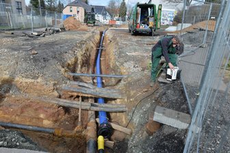 Freiberg investiert dieses Jahr Millionen in Straßen und Freiflächen: Was ist geplant? - In der Dammstraße in Freiberg verlegt die Firma LSTW derzeit eine neue Wasserleitung. Das Foto zeigt Heinz Wendel beim Schweißen der PE-Rohre.