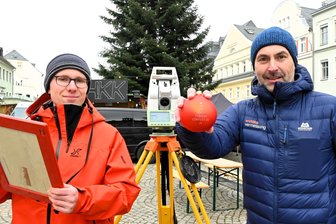 Freiberg ist früh aus dem Rennen: Hier steht Mittelsachsens höchster Weihnachtsbaum - Die Weihnachtsbaum-Vermesser in Hainichen: Alexander Neumeister (r.) und Azubi Tobias Nottrodt.