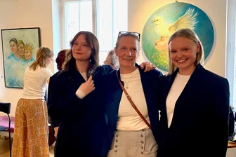 Freiberg: Jana Dragus zeigt neue Arbeiten im Theater - Jana Dragus und ihre Töchter Paraschiva und Maria Dragus (r.) am Sonntag im Freiberger Theater.