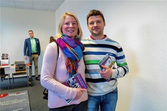 Freiberg: Jobmesse bietet Orientierung für Arbeitssuchende und Rückkehrwillige - Nicole und Karsten Naumann informierten sich in Freiberg zu möglichen Stellen. Die Kinderkrankenschwester und der Krankenpfleger sind erst kürzlich zurück nach Mittelsachsen gezogen.