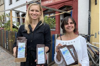Freiberg-Kaffee verbindet lokale Kultur und fairen Handel - Nicole Schimpke (l.) und Naima Bouzoubaa präsentieren den Freiberg-Kaffee.