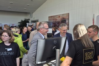 Freiberg: Karrieremesse informiert über Berufsperspektiven - Auch Landrat Sven Krüger (vorn Mitte) stürzte sich in den Messetrubel.