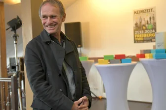 Freiberg: Keimzeit-Konzert im Dezember mit Überraschungen - Keimzeit-Frontmann Norbert Leisegang, hier bei der Pressekonferenz im Loft des Tivoli, freut sich, dass zu den Konzerten in Freiberg beispielsweise auch Fans aus Dresden und Rostock anreisen: „Das ist auch schön für die Stadt.