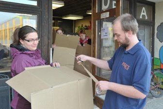 Freiberg: Kein Geld für eine neue Bibliothek - Tobias König, Vorsitzender des Studentenrates, und Mitarbeiterin Beatrix Nelkert habenschon mal die Pappen zurechtgeschnitten, die im Winter zum Abdichten der Fenster und Türen dienen.