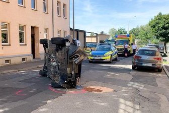 Freiberg: Kia fährt gegen parkendes Auto und kippt um -