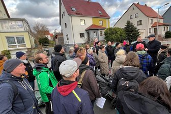 Freiberg: Kita-Verein im Clinch mit der Stadtverwaltung - Freibergs Oberbürgermeister Sven Krüger (parteilos, rechts mit Schiebermütze) stand rund 35 Eltern und Mitarbeitern vor der Kita "Schlaumäuse" an der Silberhofstraße am Mittwochnachmittag Rede und Antwort. Die Stadt wolle die Einrichtung weiter betreiben, versicherte Krüger auf der Spontanveranstaltung des Elternbeirats.
