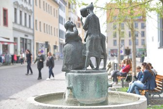 Freiberg: Klatschweiberbrunnen hat Comeback - Der Klatschweiberbrunnen am Rathausgiebel Freiberg ist wieder in Betrieb.
