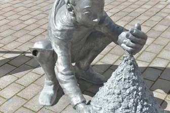 Freiberg: Klaubejunge wartet noch auf Knie-OP - Der Klaubejunge an der Petersstraße in Freiberg ist am Knie beschädigt.