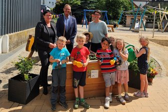 Freiberg: Kleine Gärtner erobern Hochbeet in Kita „Pusteblume“ - Vorständin Angelika Belletti stattete der Kita „Pusteblume“ in Freiberg einen Besuch ab.