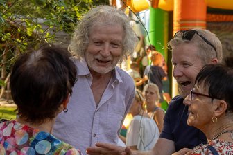 Freiberg: Kommentator von „Elefant, Tiger & Co.“ liest Tiergeschichten und spielt Klavier - Christian Steyer („Elefant, Tiger & Co.“) liest am 6. Mai in Freiberg Tiergeschichten.