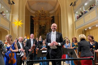 Freiberg: Konzert stimmt aufs neue Jahr ein - Der Maestro wünscht dem Publikum ein gesundes neues Jahr. Attilio Tomasello, zuletzt Generalmusikdirektor des Mittelsächsischen Theaters, dirigierte am Mittwoch das Neujahrskonzert in der Nikolaikirche Freiberg.