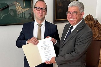 Freiberg: Kreiskrankenhaus und Bergakademie arbeiten bei Notfällen in Gruben zusammen - Rektor Prof. Dr. Klaus-Dieter Barbknecht (r.) überreichte Andreas Fichtner seine Berufungsurkunde.
