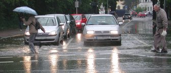 Freiberg: Kreuzteiche treten über die Ufer - 
              <p class="artikelinhalt">Wegen der übergelaufenen Kreuzteiche standen in Freiberg Straßen unter Wasser. </p>
            