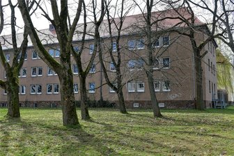 Freiberg: Kriminelles Paar muss sich vor Gericht verantworten - Das Amtsgericht Freiberg an der Heinrich-Heine-Straße. Auf diese Bäume schaute die 20-jährige Angeklagte im Gerichtssaal fast ständig während der Verhandlung.