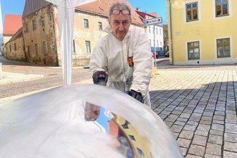Freiberg: Künstler bringt zu Silvester beschädigten „Silberbrocken“ wieder auf Hochglanz - Wilhelm Mundt reparierte jetzt seinen „Trashstone 689“ des Purple Path in Freiberg.