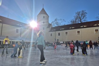 Freiberg: Kufenflitzer drehen Pirouetten auf der Schlosshof-Eisbahn - Die Eisbahn im Schloss Freudenstein hat auch am Neujahrstag geöffnet.