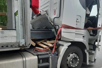Freiberg: Ladung drückt Lkw-Fahrerkabine ein - 